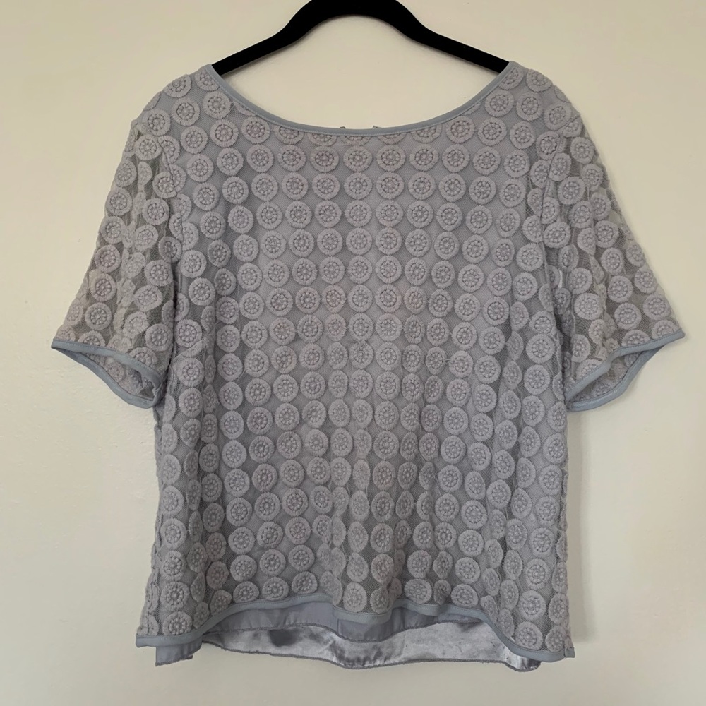 Blue short sleeve shirt circular lace patterns.